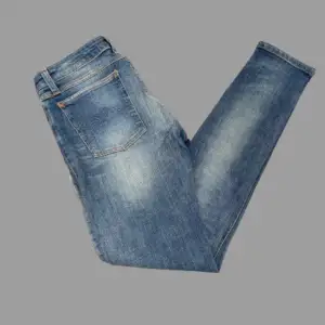 Säljer ett par feta ljusblå Nudie Jeans | modellen på byxorna är Skinny Lin (slimfit) | storlek 31/34 | skick 9/10 | knappt använda | dm:a oss gärna om ni har funderingar om byxorna 💯