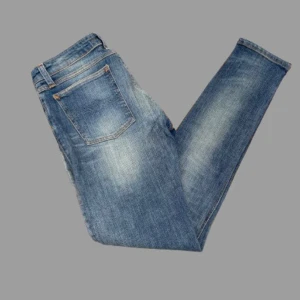 Nudie jeans Skinny Lin - Säljer ett par feta ljusblå Nudie Jeans | modellen på byxorna är Skinny Lin (slimfit) | storlek 31/34 | skick 9/10 | knappt använda | dm:a oss gärna om ni har funderingar om byxorna 💯