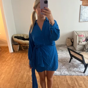Blå klänning  - Säljer min fina blåa klänning ifrån zara i storlek M, använd fåtal gånger. 💙💙