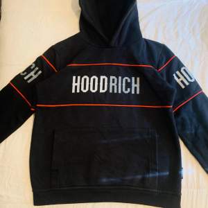 Mycket elegant och helt ny Hoodrich hoodie, på taggen står det xl men på mig är de som S, Jag har M