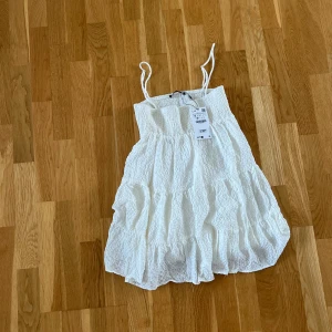 Oanvänd Zara klänning - Oanvänd klänning från zara med prislappen kvar. Justerabara band.