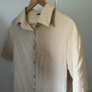 Linne skjorta  - Oanvänd linne skjorta i storlek L. Väldigt liten i storleken S/M. Superfin i tyget. 