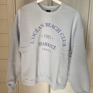 Sweatshirt  - Tröjan har använts ett fåtal gånger. Med dess ljusblåa färg passar den perfekt till sommaren