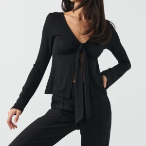 Svart tröja med knytning  - Säljer denna svarta tröja från Gina Tricot i storlek M då den är för stor för mig.  