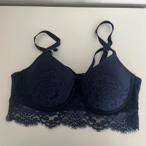 Bh - Marinblå bh från Hunkemöller med avtagbara band över bysten. Storlek 75D. Aldrig använd, enbart testad 💙
