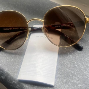 Solglasögon  - Aldrig använd 