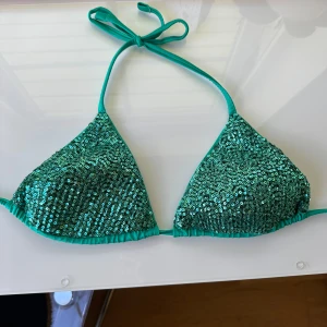 Bikinitopp - Grön bikinitopp från Calzedonia med paljetter💚
