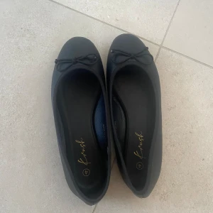 Svarta ballerina skor  - Säljer dessa ballerina skor då de var för små för mig, helt nya aldrig använts! 