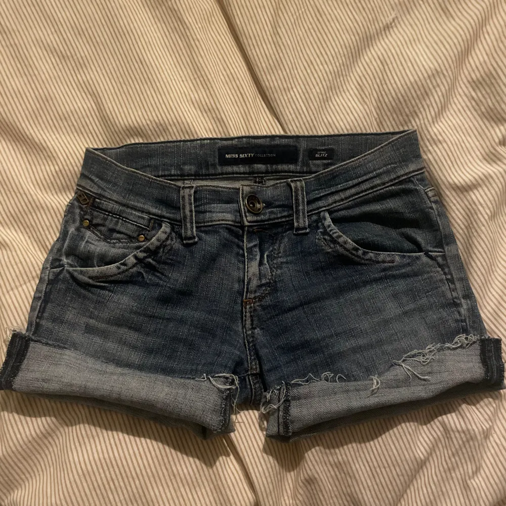 Dessa lågmidjade miss sixty shorts var i början skinnyjeans som jag klippte av till shorts så de är inte sydda nertill. Storlek s/xs passar 36/34 i midjan med ett stretchit material.💗. Shorts.