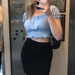 Blå blus/topp  - Blå blus/topp från Monki, har använt den ett fåtal gånger och har den i storlek M då den är liten i storleken (brukar vanligtvis ha S). Skriv vid frågor💕 (Köparen står för frakten💗)