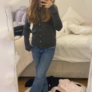 Low rise jeans - Säljer dess jätte fina blå jeans med knapp fickor. ⭐️💙
