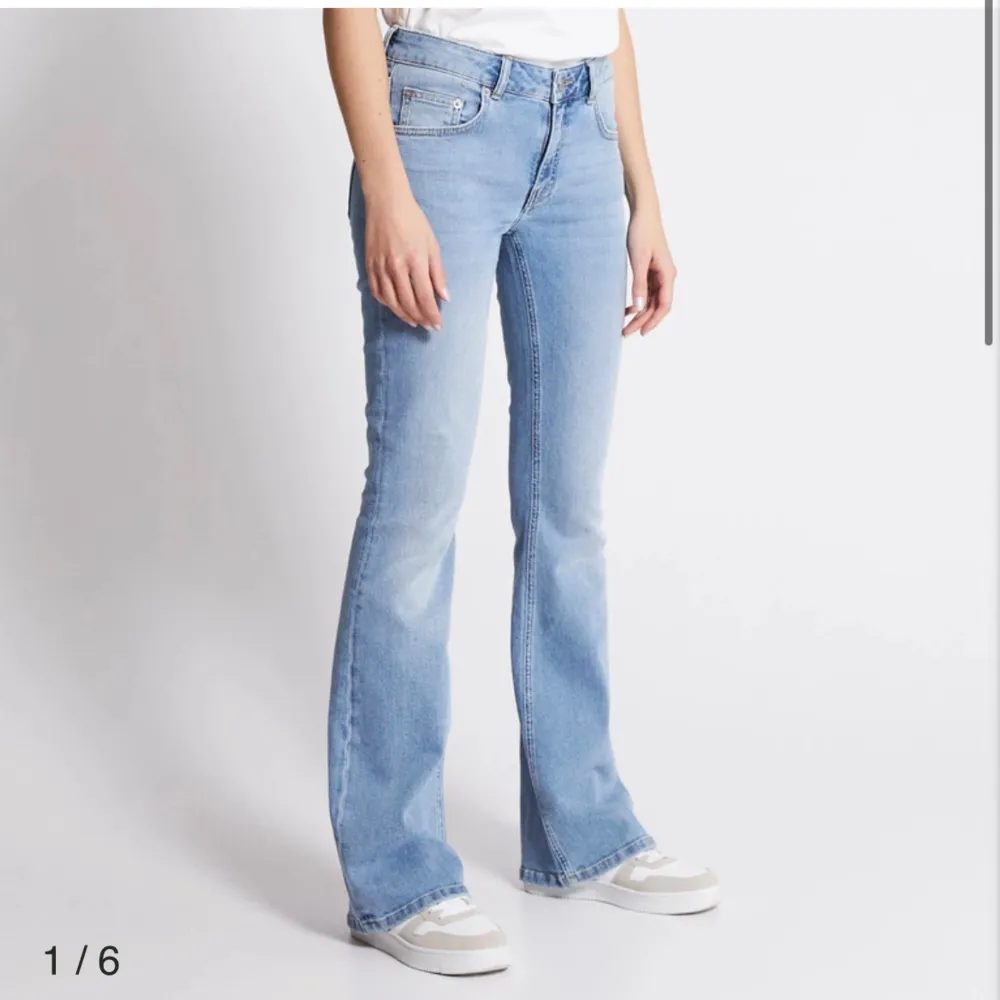 Low boot jeans ifrån lager i S (short lenght) jag är 165 och dom är typ bra på mig kanske något korta men de funkar ändå. Dom är aldrig använda bara testade och är original pris är 400kr💕💕skriv om ni har frågor eller är intresserade. Jeans & Byxor.