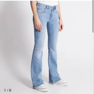 Low boot jeans ifrån lager i S (short lenght) jag är 165 och dom är typ bra på mig kanske något korta men de funkar ändå. Dom är aldrig använda bara testade och är original pris är 400kr💕💕skriv om ni har frågor eller är intresserade