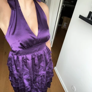 Drömmig cocktail klänning - Säljer min favorit klänning som inte längre kommer till någon användning  💗 Färg:Lila, Halterneck med justerbara band. Den är köpt från Tyskland.
