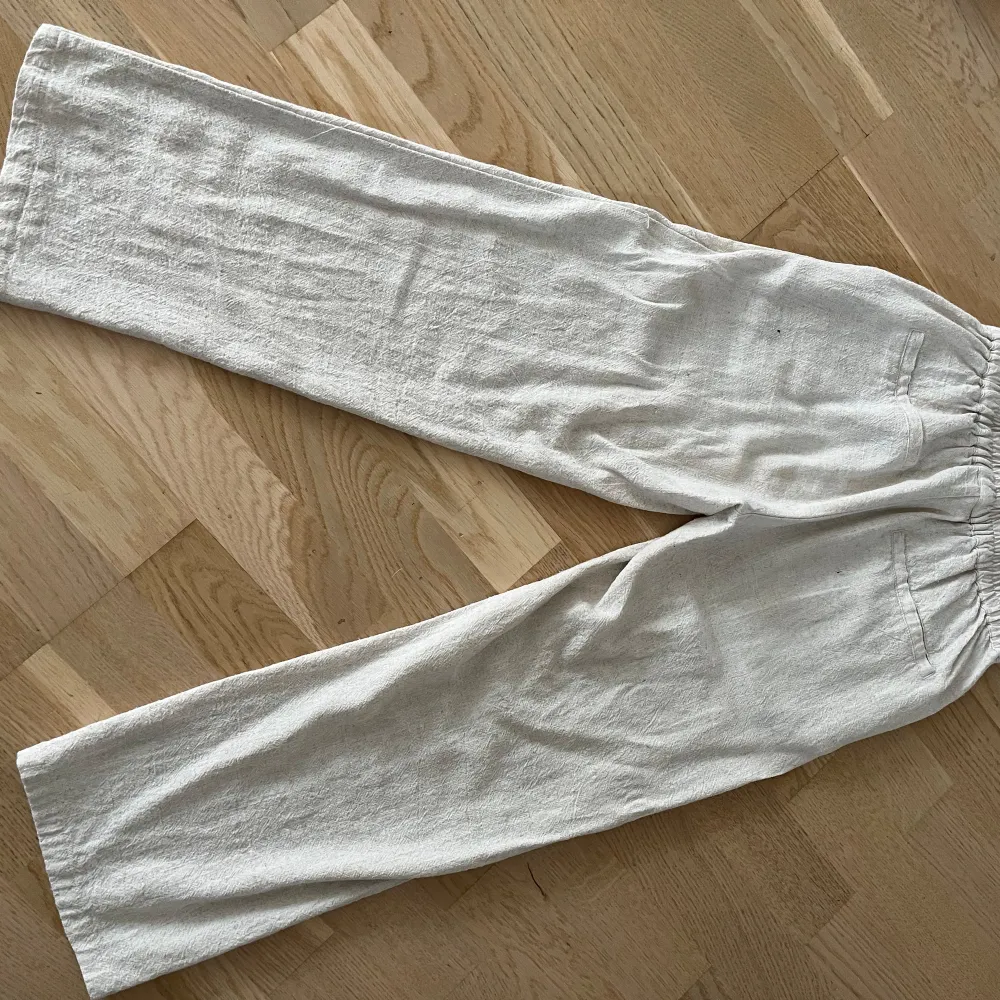 Tjena! Säljer nu ett par snygga och riktigt sköna linnebyxor från Grunt. Lös passform. Nypris 599kr mitt pris 299kr. Bara att höra av sig vid funderingar🔥🔥. Jeans & Byxor.