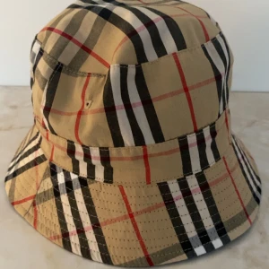 Burberry hatt - Hej säljer min burberry hatt den passar perfekt till sommaren 10/10 stick 