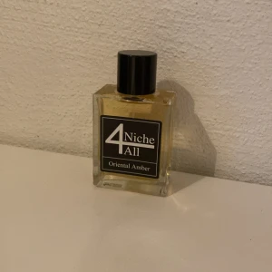 Oriental Amber - Detta är en parfym perfekt till vintern. Det är 100 ml kvar av en 100 ml flaska. Endast sprejat 3 gånger. Nypris 1100 kr. Har dock inte box till den. Hör av er vid minsta fråga