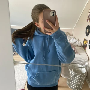 Hoddie💙  - En fin Blå hoddie från Bikbok som har jätte fin passform och är som ny🩵🩵 Den är lite oversized i storleken! Skriv för frågor 🥰