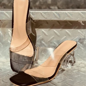 Transparent Low heels - oanvänd! - Oanvänd transparent klackskor i storlek 38. Köpt fel storlek, finns ingen retur. Klacken har en unik rund model, mycket efterfrågad🤍  Säljer mycket billigt då den inte kommer till användning.