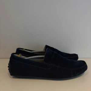 Italienska loafers  - Säljer ett par italienska mocka loafers i färgen marinblå. Storlek 45 och nästan nyskick. 