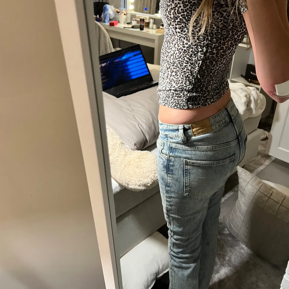 Lågmidjade jeans som är i storlek 38 men skulle säga att den passar mer som en 36 💓. Jeans & Byxor.