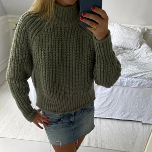 Stickad tröja - Grön stickad tröja super fin till hösten. Storlek xs💕