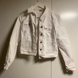 Jeansjacka  - Vit jeans jacka, har någon fläck och missfärgning..  från vero moda