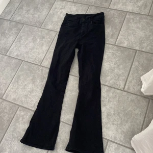 Jeans från gina - Jeans från Gina i storlek xs och är köpta nya i butik och använt cirka två gånger!!! High waist men kan också bli low waist om man viker ner!!!!😻😻