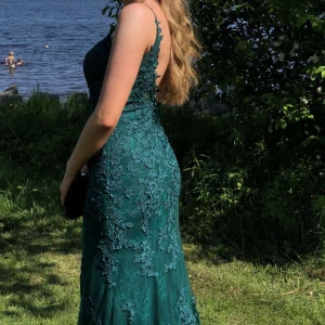 Balklänning  - Ska nu sälja min vackra balklänning!🥹 den är använd av mig och en innan, väldigt bra skick och går dessutom inte att köpa längre☺️  Storlek 38 men passar även 36 då jag kan ha båda storlekarna.  Ny pris 5000kr, säljer för 1700kr🥰 