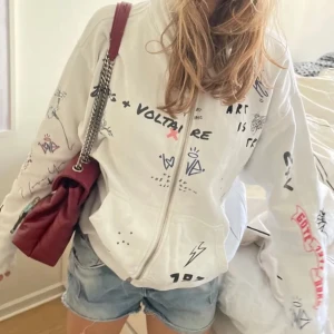 Zadig voltaire hoodie - köptes i bitik våren 2021 för ca 5000kr. Skriv om ni har nån fråga😇