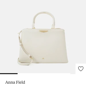 Handväska  - Säljer denna slutsålda handväska från zalando (Anna field)💞Endast använd en gång så är som ny💓Handväskan får plats med mycket💕 pris kan diskuteras!💓
