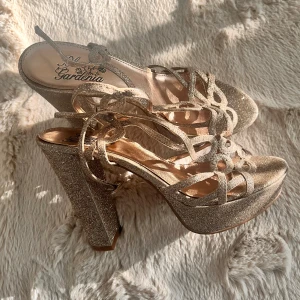 Glittriga klackskor  - Storlek passar 37-37,5. UK 5. Använda endast 2 ggr! Nyskick 