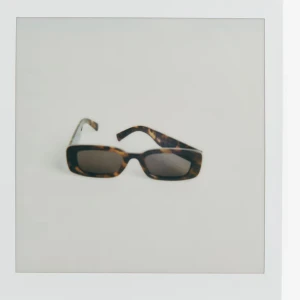 Rektangulära solglasögon - Nyskick, jättesnygga.