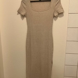 Klänning  - Storlek xs, råkade köpa två så denna är oanvänd. Bra skick.