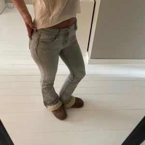 Lågmidjade gråa jeans💖💖💖💖 - Så snygga!!! Ifrån ginas kollektion med Iza och el🌸🌸