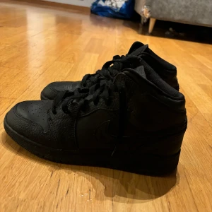 Jordan Nike  - Jordan skor knappast använda , säljs för 300 kr köpta för 1000 på JD. För små för mig därför säljs dem, kontakta mig ifall ni är intresserade 💕💕💕💕