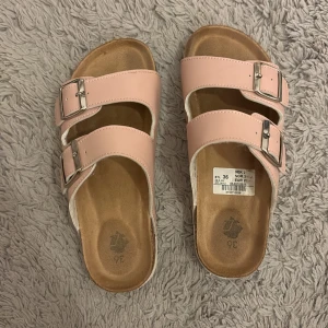 Tofflor - Jättefina söta rosa tofflor som har blivit väldigt inne nu denna sommaren. Använda cirka 3 gånger. Original pris 200kr? Mitt pris 119kr. Bra skick. Ingen karton medföljer. Storlek 36. Antingen så har man dom som innetofflor eller så har man dom ute.