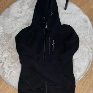 Sailracing hodie  - Säljer min sailracing hodie då den inte riktigt kommer till användning, den är jätte bra skick och den är använd 1 gång❤️