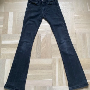 lågmidjade svarta jeans -  De ända defekterna på jeansen är det slitna på bakre benen. Braxorna är lågmidjade ser bara anurlund ut liggandes. mått (runt) midjan är 74cm. Innerbenslängden är 84cm.  