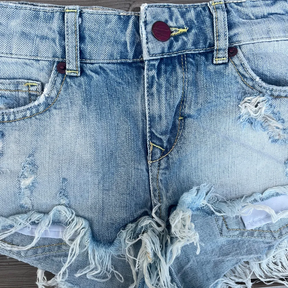 Lågmidjade jeansshorts i ljusblått Midjemått: 36 cm tvärs över  Mycket bra skick, ser knappt använda ut. Shorts.