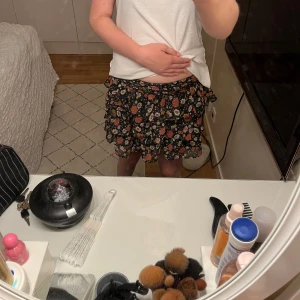 volangkjol - säljer den här jätte fina volangkjolen som tyvärr inte kommer till användning längre och som jag inte tror finns att köpa längre!❤️ storlek 146-152 men den passar mig och sitter inte alls så jätte tajt❤️