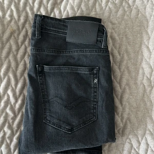 Replay jeans - Ett par fräscha replay jeans. Andvända endast när jag tog bilderna då jag tänkte lämna tillbaka jeansen men lappen revs av!! Pågrund av detta är dem i extremt bra skick! Storlek 32 