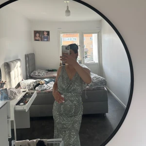 Balklänning  - Helt ny klänning, aldrig använd.  Säljer då de är fel storlek 34