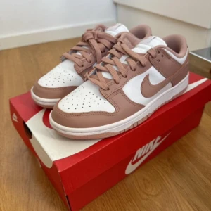 Dunk low rose whisper  - Oanvända dunk low rose whisper i storlek 39.