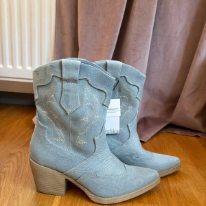 Bershka cowboy boots denim  - Säljer mina oanvända boots från Bershka då de aldrig kom till användning. Superfina till festival o konserter. Prislappen sitter kvar och nypris: 480kr!💞💞
