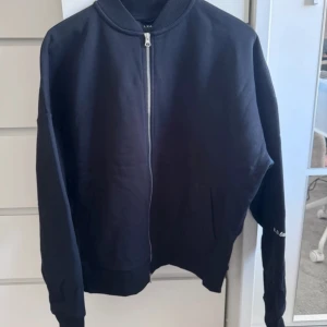 LXA - Linn Ahlborg - XXS - Black bomber sweater - Oanvänd - Från Linn Ahlborgs märke. Jättefin men har aldrig kommit till användning. Lappen sitter kvar. Stolek XXS men den är oversized så passar nog även den som har S eller L i storlek. Nypris: 990kr.