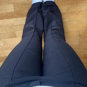 Lågmidjade kostymbyxor - Lågmidjade kostymbyxor ifårn Gina i modellen bootcut, byxorna är i storlek xs och i fint skick. Midjemått:33 (men ganska högt upp på midjan) passar mig som ofta har 35-36. Innerbenslängd: 80cm