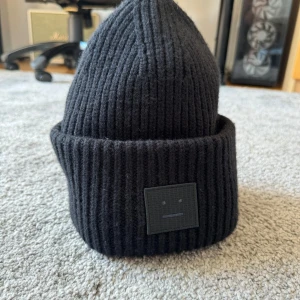 Acne mössa - Begagnad Acne mössa som knappt har använts. Nypris 1500kr. Ett kap inför hösten, vintern och våren. 