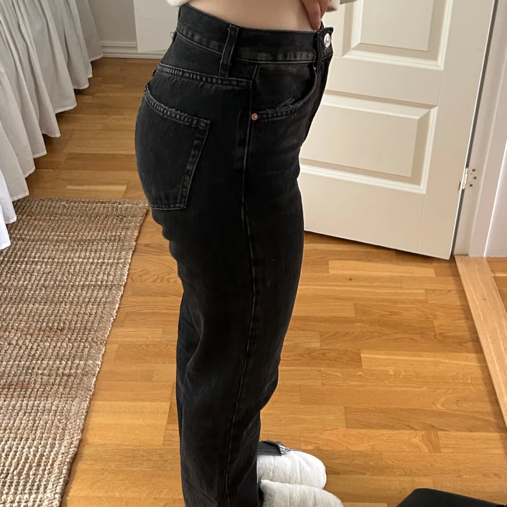 Säljer dessa superfina jeans från Gina Tricot. Storlek 36. Mid waist med slits nertill. Köptes för säkert 3 år sedan, nypris var runt 500kr, säljer för 200kr.. Jeans & Byxor.