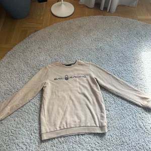 Sail racing tröja - Snygg och stilren tröja som är använd ett fåtal gånger. Mycket bra skick utan defekter. Pris kan diskuteras vid snabb affär.